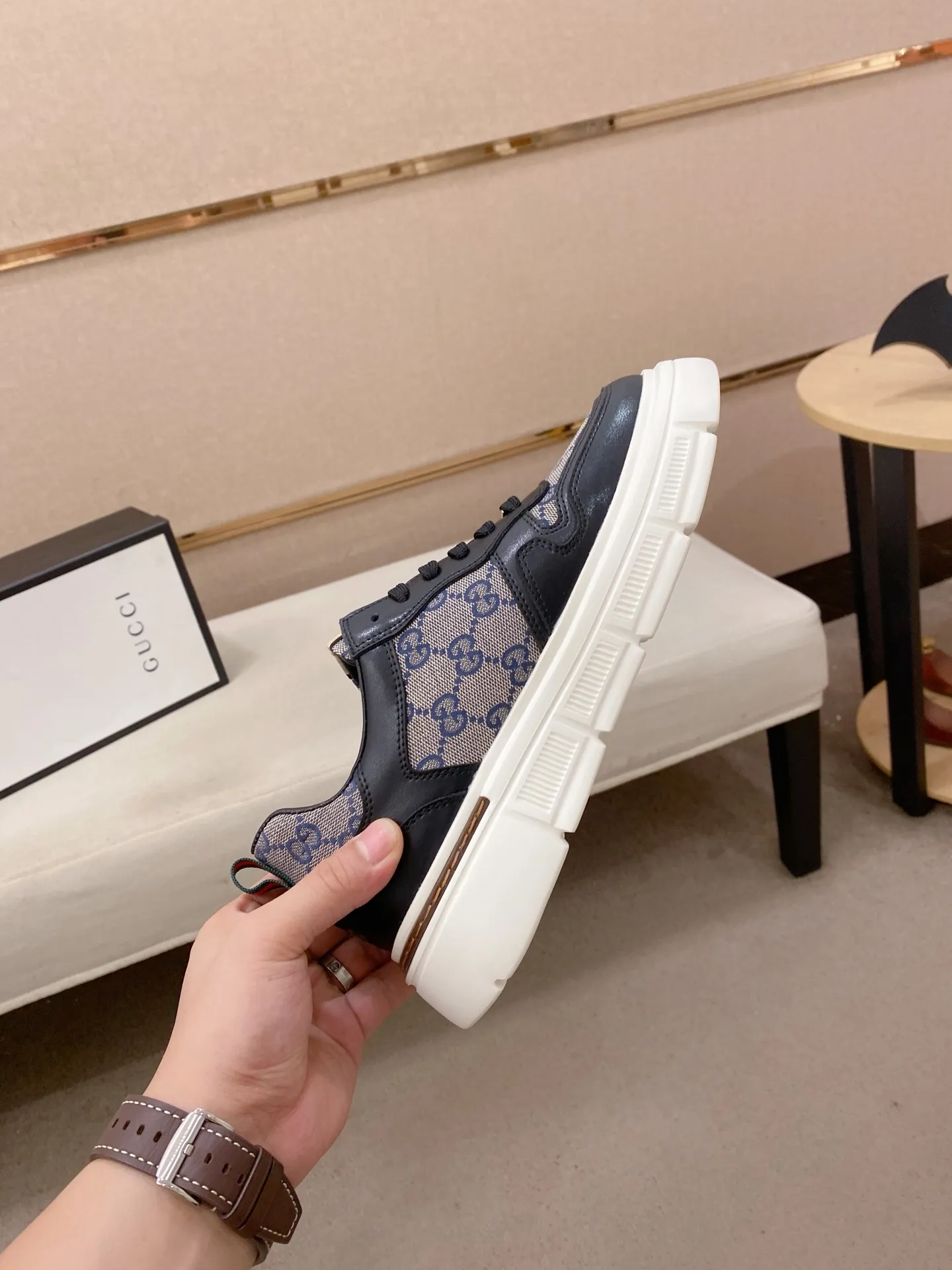Men's shoes💰 400💰The new GUCCI (Gucci) counters are launched simultaneously. The new men's shoes, 😘fabrics are selected from imported cowhide, and the lining is sheepskin lining. 👍🏿 High-end ☄️ air-cushion molded anti-slip rubber outsole, exquisite lines, simple and elegant, comfortable and high-end for leisure travel. Code number: 38 to 44 (45 can be customized and cannot be returned or exchanged)